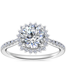 Anillo de compromiso con halo de diamantes en forma de estrella en platino